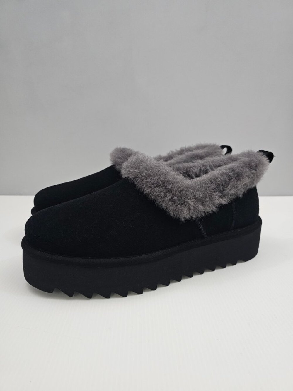 UGG Nita Cozy Platform Slippers Womens 10 Black Suede Gray Sheepskin Slip On NEW
